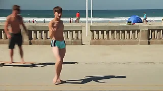 Twink dancing in get under one's beach with speedo bulge / Novinho dançando sunga na praia
